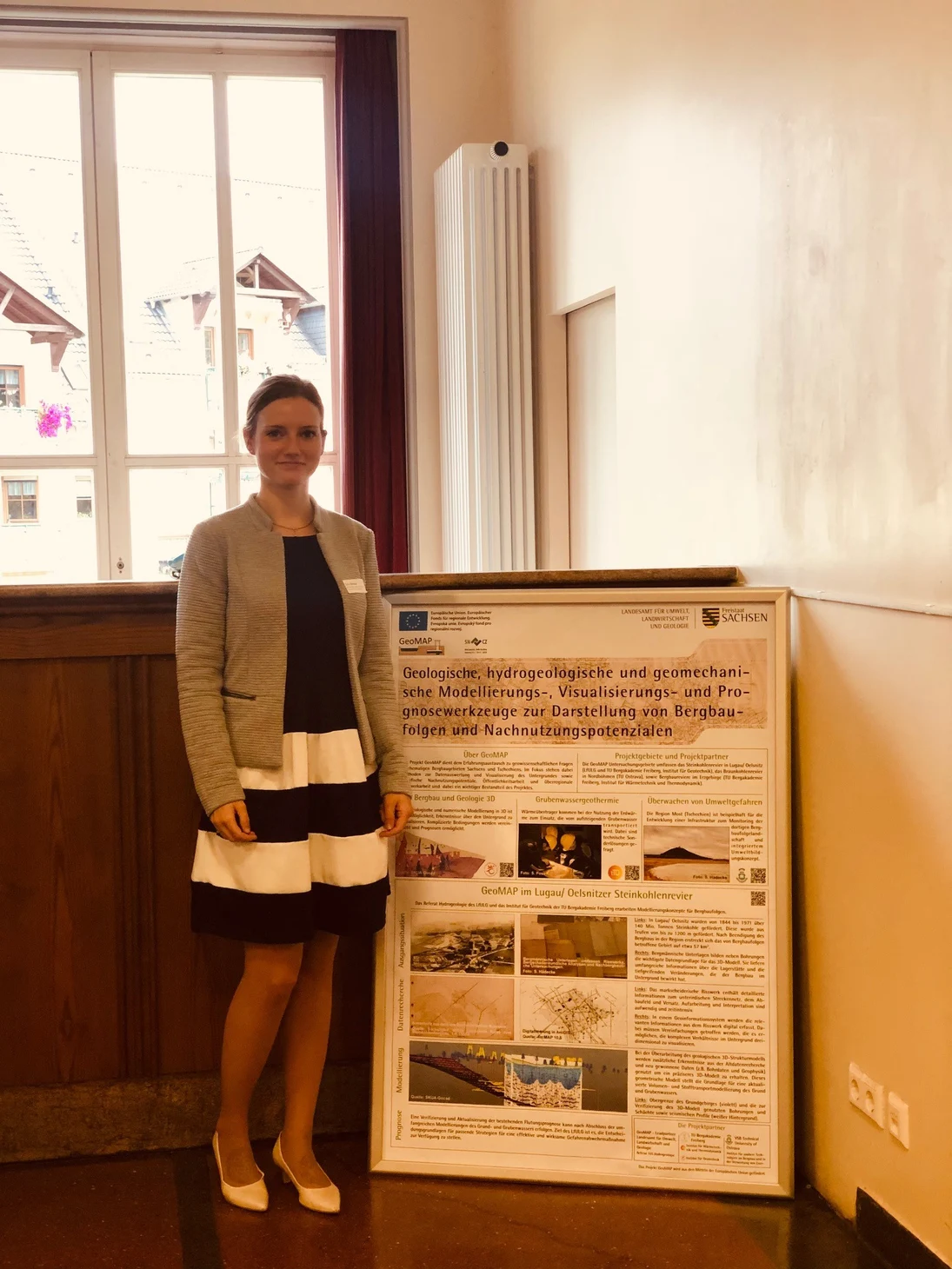 Projektreferentin Sylvi Hädecke vor dem GeoMAP Poster des LfULG.