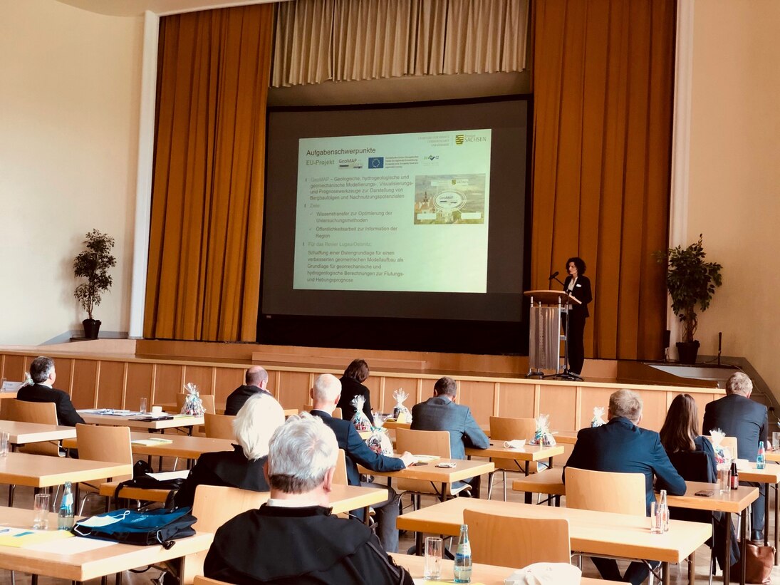 Maria Ussath, stellt die Maßnahmenschwerpunkte des Sächsischen Landesamtes für Umwelt, Landwirtschaft und Geologie für die Bergbauregion Lugau/ Oelsnitz vor.