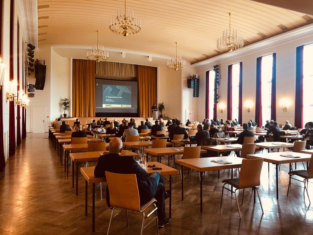 Begrüßung der Konferenzteilnehmer durch Bernd Birkigt (Bürgermeister Stadt Oelsnitz/ Erzgeb.) in der gut gefüllten Oelsnitzer Stadthalle.